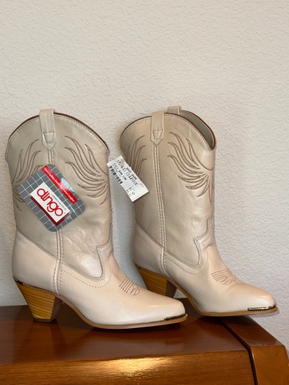 Dingo NWT 80s vintage cream/ivory  leather Western Heeled Cowboy Boots 6M #7373